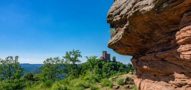 Bild Burg Trifels aus Richtung der Burg Anebos